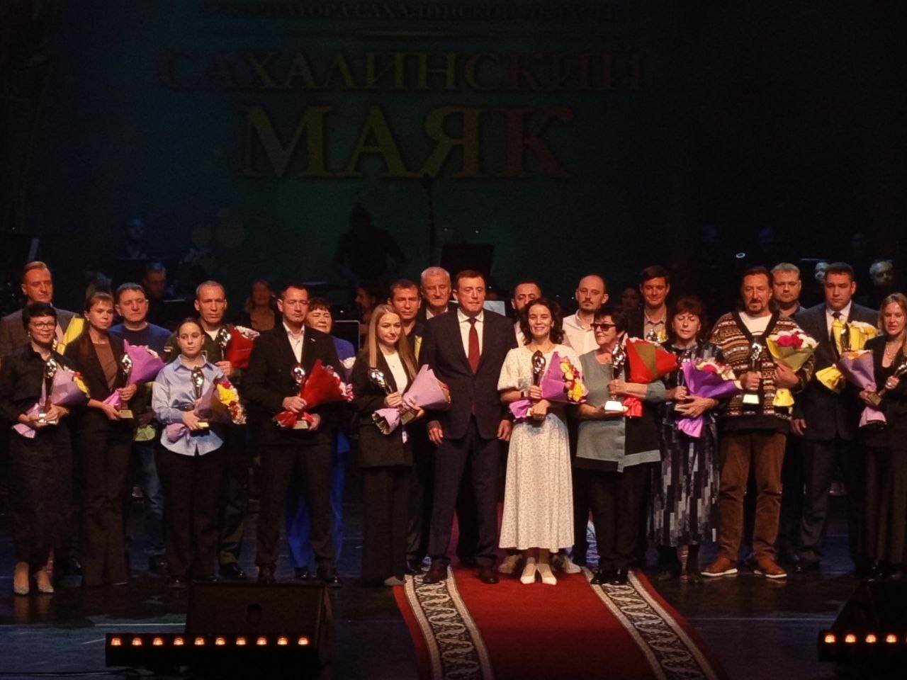 El gobernador Valery Limarenko entregó los premios a los ganadores del concurso del Faro de Sajalín.