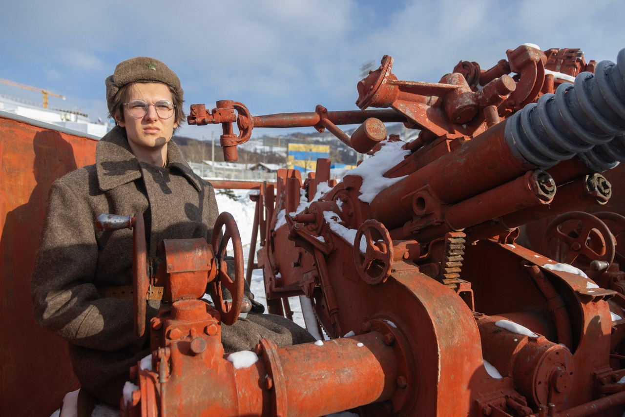 В Южно-Сахалинске открылась аллея военной техники
