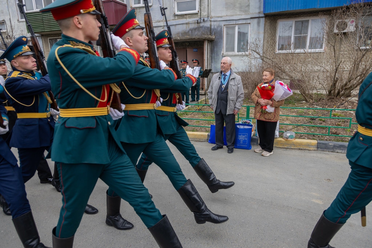 Персональный парад у дома. В Южно-Сахалинске чествовали ветеранов