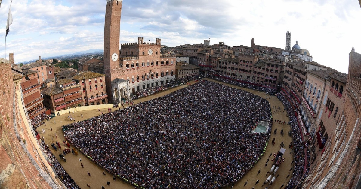 "Palio di Siena mı? Stadyum şiddeti değil, bambaşka bir şey. Yarıştan sonra mezarlıklara gidiyoruz, yaşayanlar ölülerle birlikte kutlama yapıyor." Maurizio Bianchini, yarışmanın sırlarını açıklıyor.