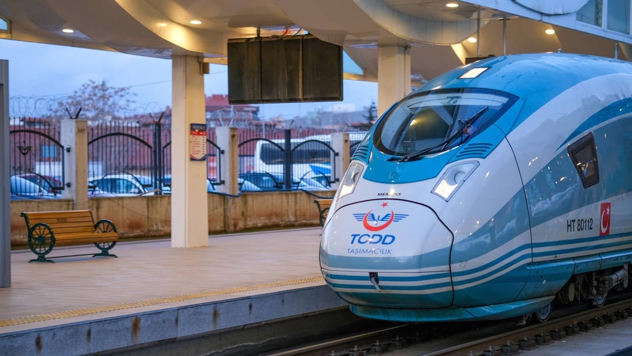 La route a été pavée dans la poche du capital