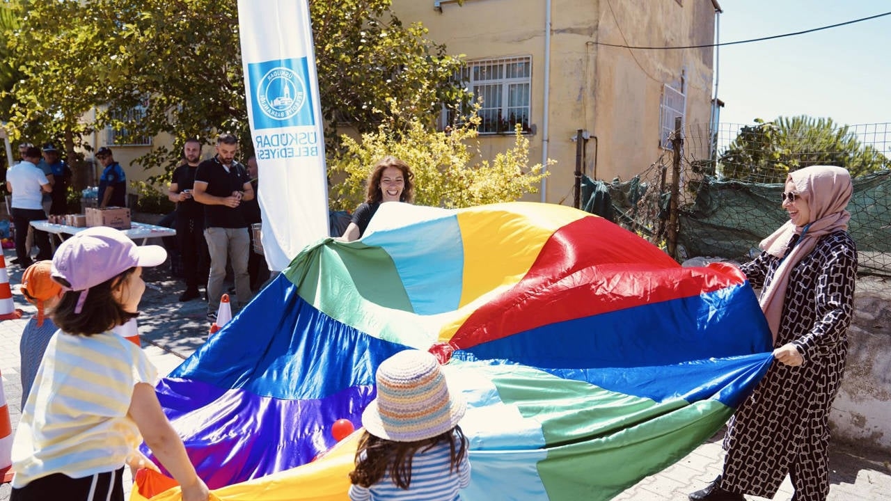 Crianças brincam nas ruas de Üsküdar