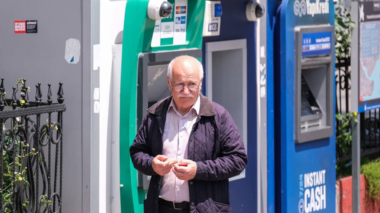 Дна долгового колодца не видно