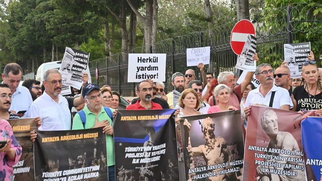 Museum vigil against demolition decision