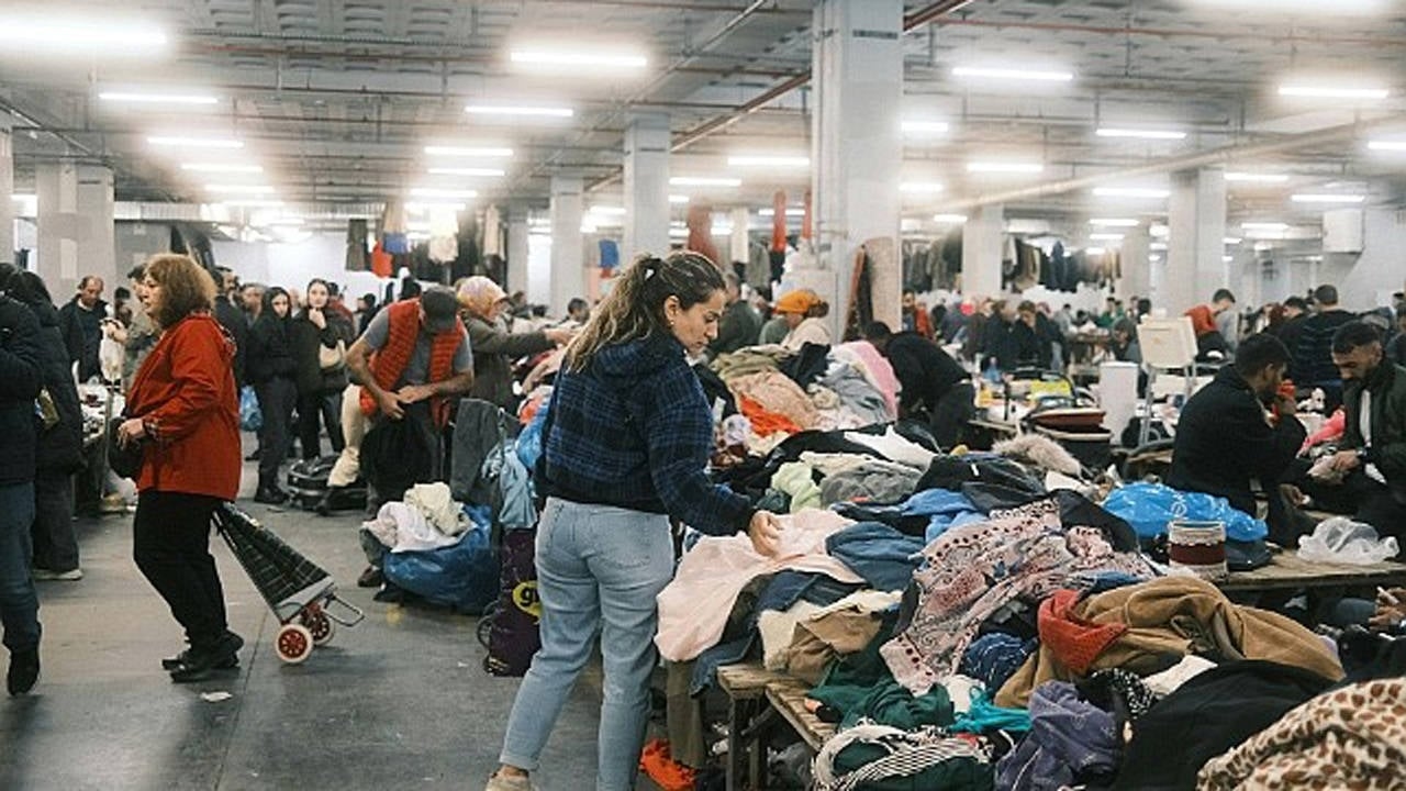 Junge Leute suchen auf dem Flohmarkt nach Vintage-Kleidung