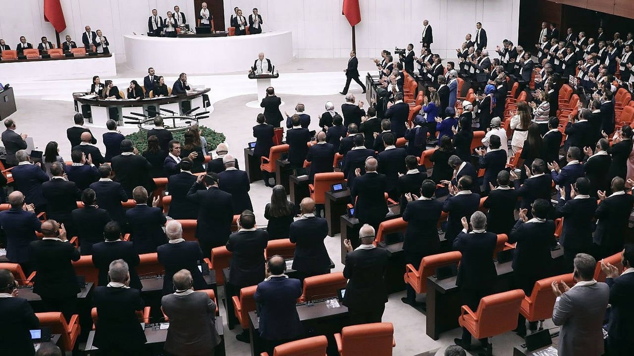 Antrag an das Parlament zu gefälschten Diplomen