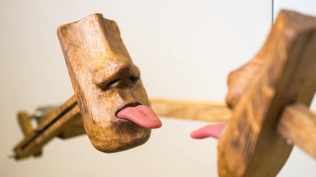 Kinetische Skulptur, die ins Auge fällt und springt