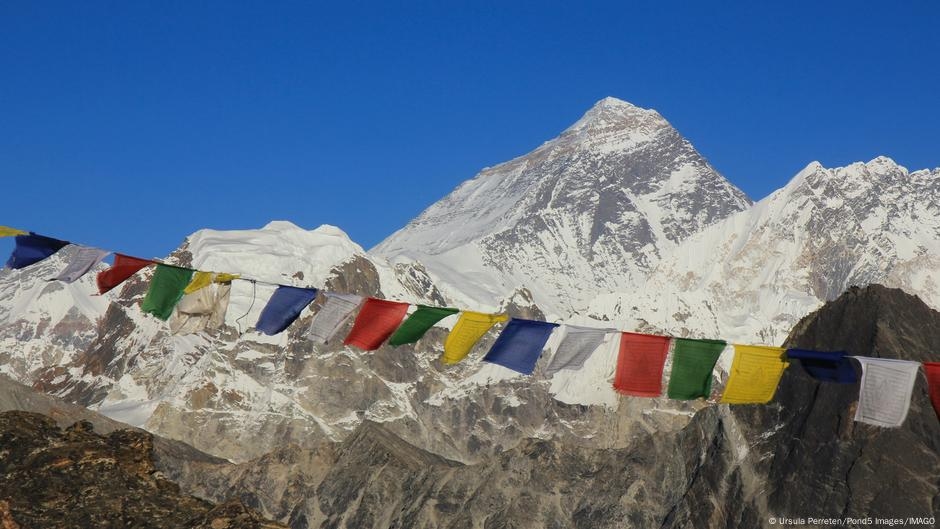 Solunum maskesi olmadan Everest Dağı'ndan ilk tam kayak inişi