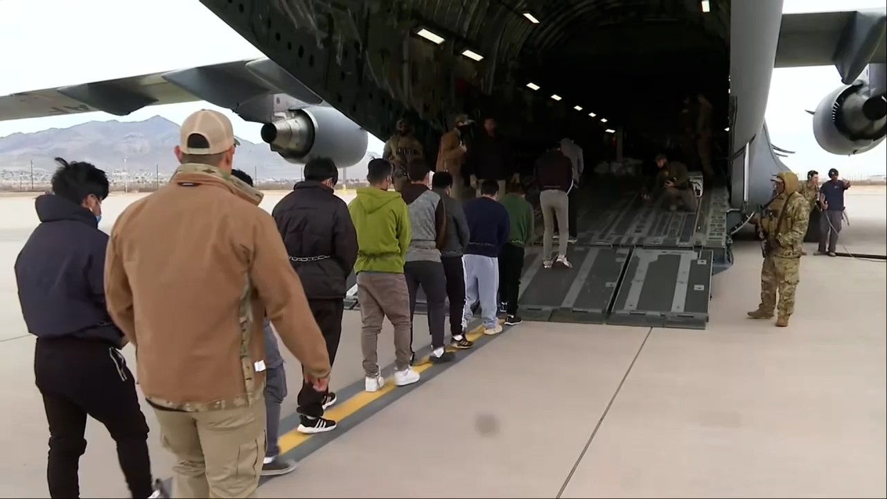 Juez respalda iniciativa de deportación de administración Trump para 8 inmigrantes ilegales luego de que otro juez la bloqueara
