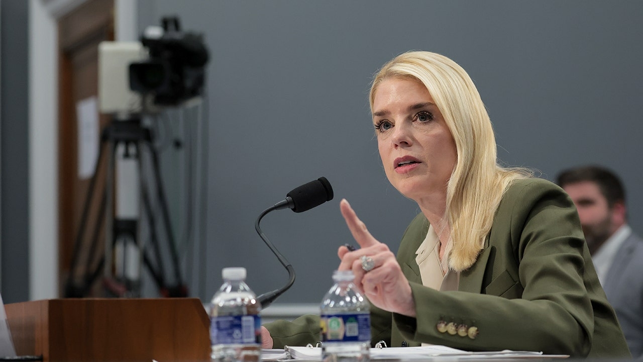 Departamento de Justiça em 'alerta máximo' para cidadãos iranianos que vivem ilegalmente nos EUA, diz Bondi