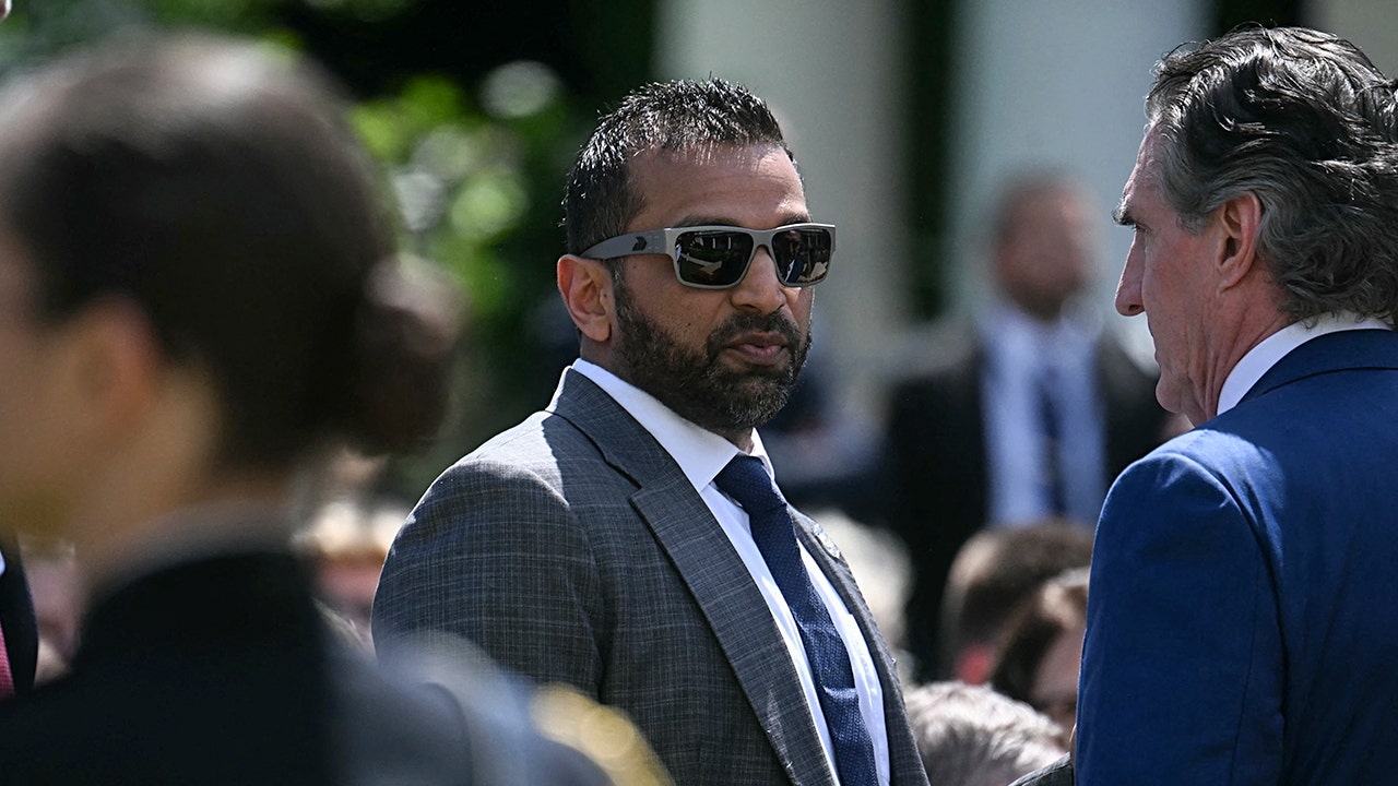 Kash Patel podpala „teorie spiskowe” dotyczące sporu z Bondi w trakcie zamieszania wokół akt Epsteina w MAGA