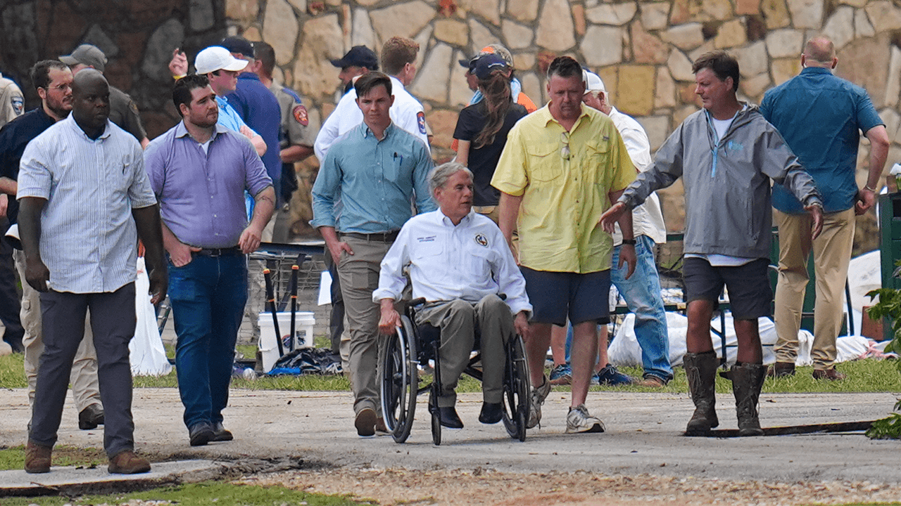 El gobernador Abbott exige una reforma integral de los sistemas de alerta de inundaciones de Texas ante el aumento del número de muertos.