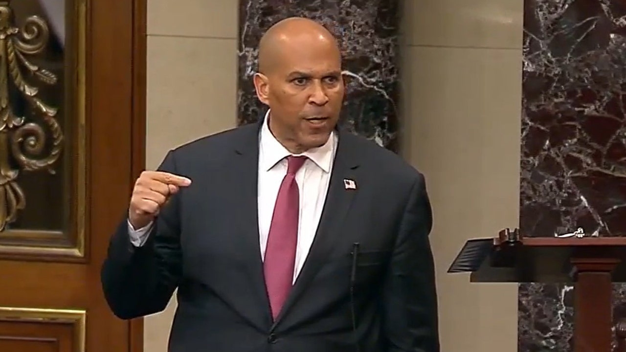 Cory Booker critica a sus colegas demócratas por su "complicidad" con Trump en un discurso airado que "llama la atención" en el pleno.