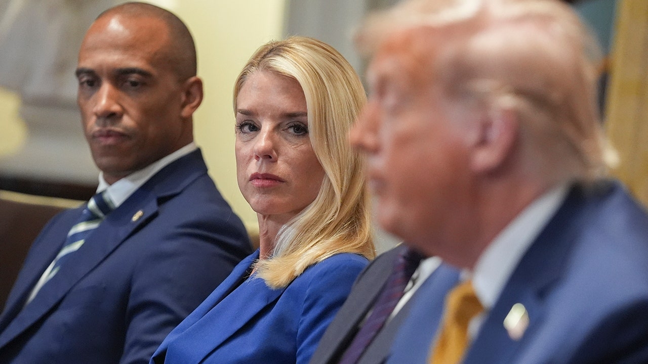 El Departamento de Justicia de Trump ataca a médicos y clínicas que ofrecen procedimientos de cambio de sexo a menores