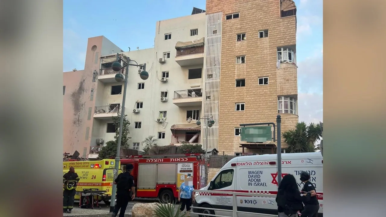 Un razzo colpisce un edificio residenziale a Be'er Sheva, nove feriti