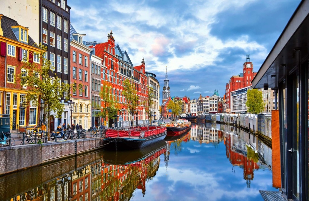 Reflections and slow relaxation: the most beautiful European cities to visit by boat along rivers and canals.