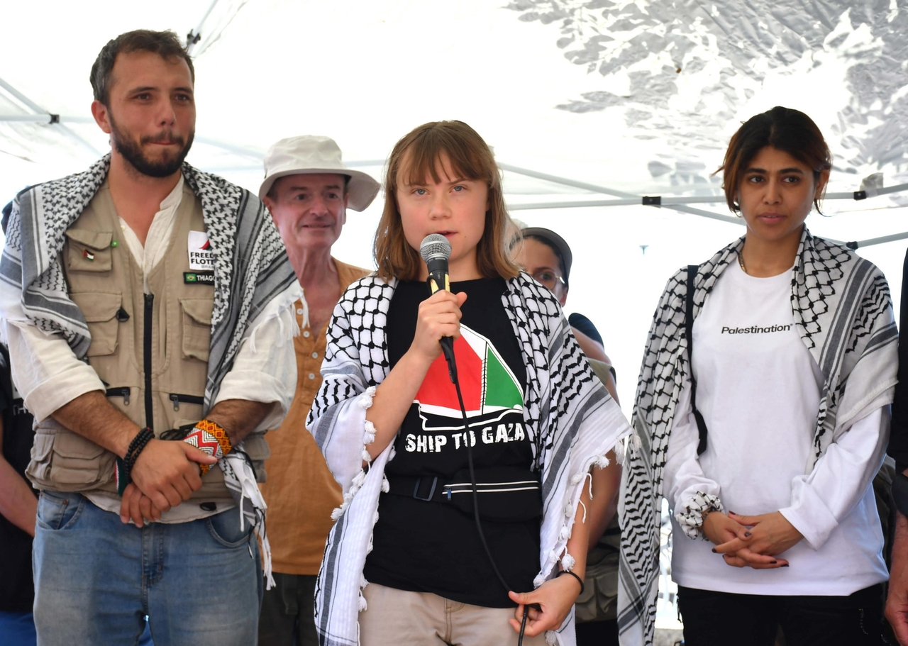 O ministro da Defesa israelense ameaça a ativista Greta Thunberg e membros da tripulação do Madleen, um navio com destino a Gaza.