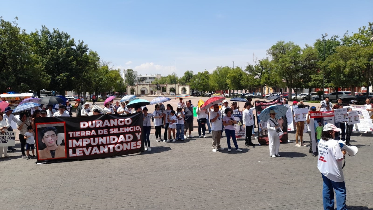 Marcha por Marco Adriel em Durango; jovem está desaparecido há uma semana