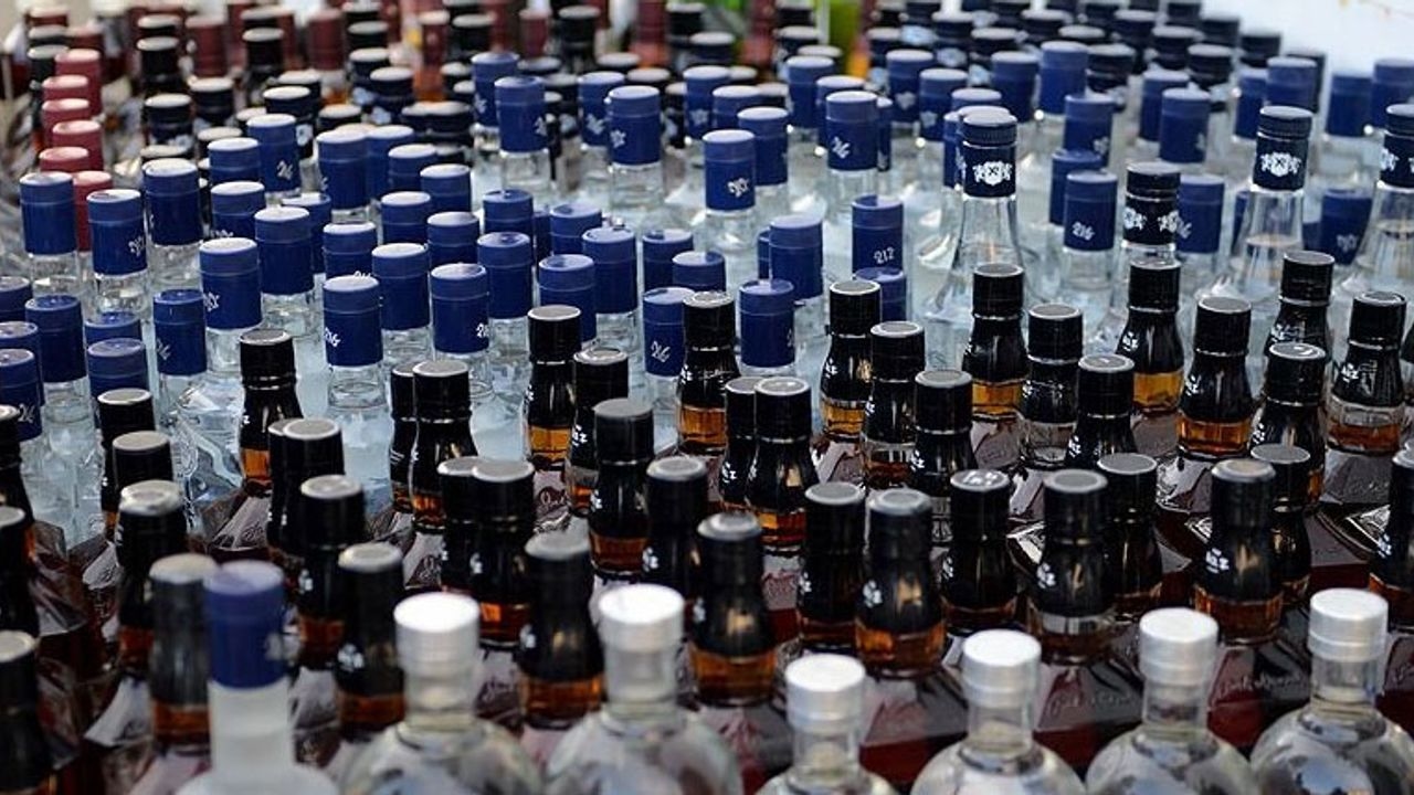 İzmir'de sahte içki operasyonunda 3 tutuklama