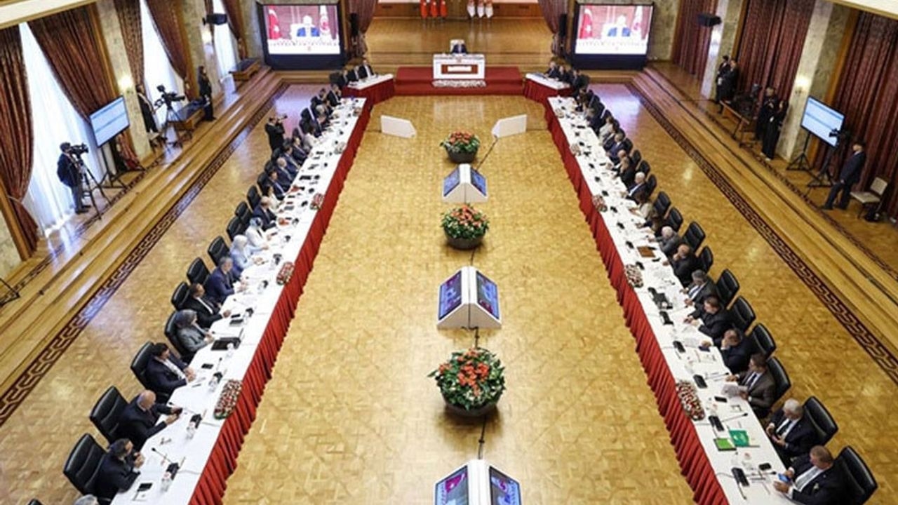¡Tercera reunión de la comisión! El CHP propone una propuesta de democratización de 29 puntos.