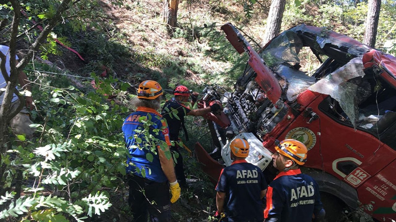 Un camión de bomberos volcó en Osmaniye, matando a un trabajador e hiriendo a cuatro.