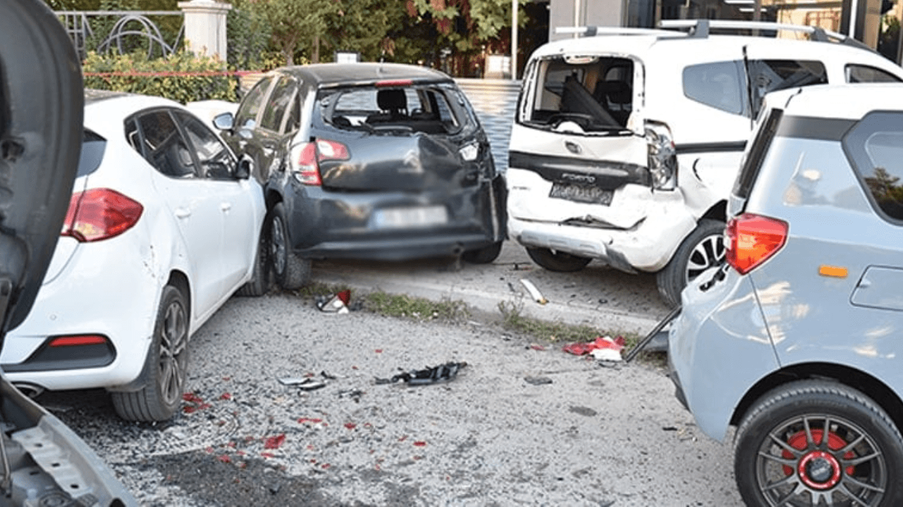 Betoniera colpisce un'auto e ferisce 2 bambini
