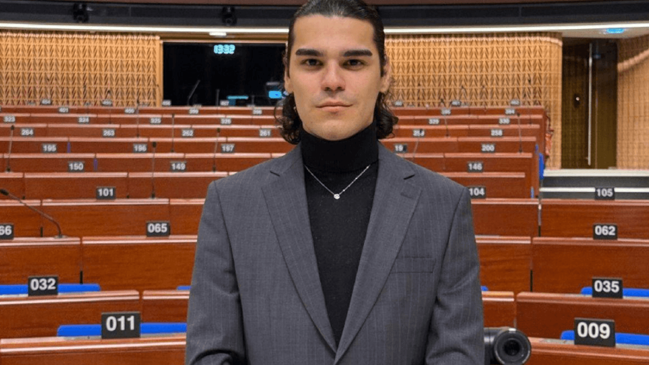 Enes Hocaoğulları, quien criticó la violencia policial durante las protestas de İmamoğlu, fue liberado