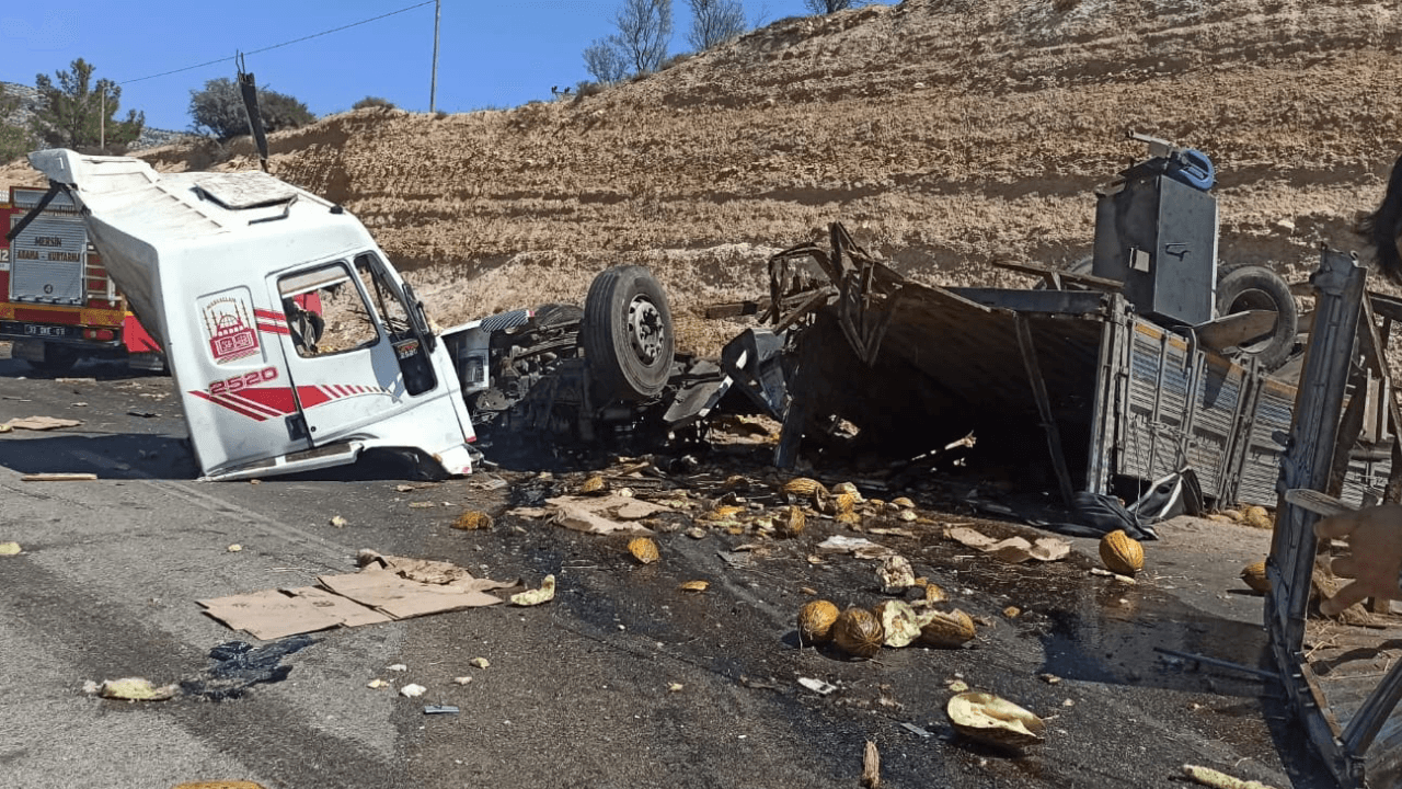 ¡Choque de autobús y camión! 3 muertos y 7 heridos