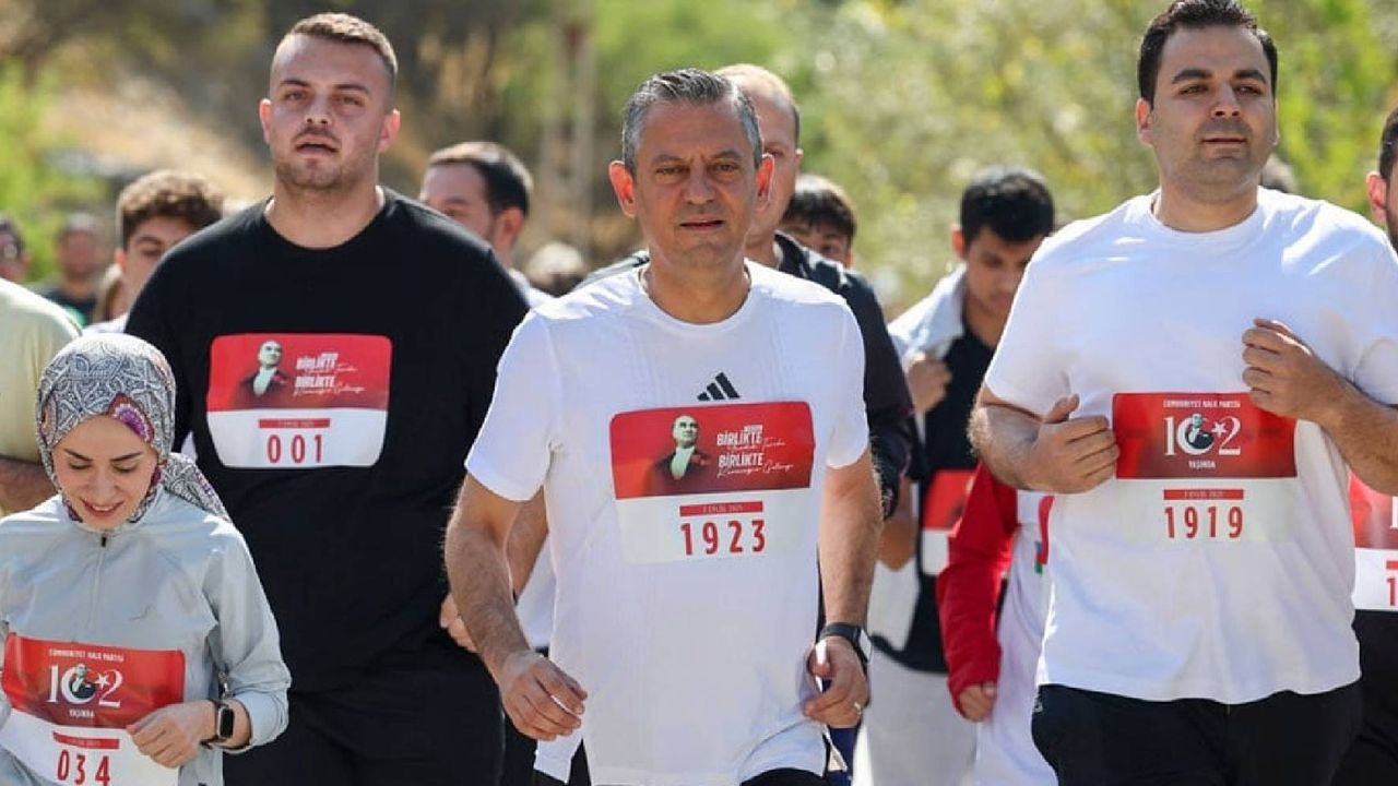 Özel participou da Corrida do 102º Aniversário do CHP e ganhou camisetas com os dizeres "Liberdade para İmamoğlu"