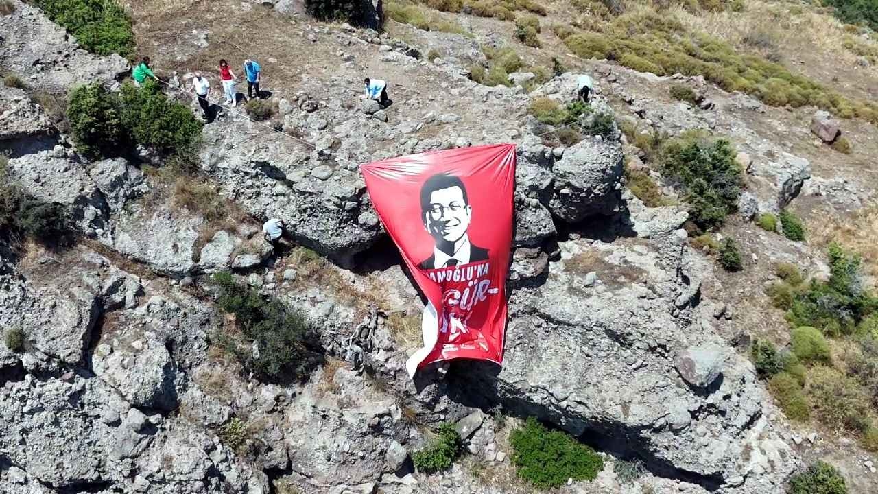 Lo striscione di İmamoğlu appeso su una collina a Bodrum è stato rimosso dalla polizia