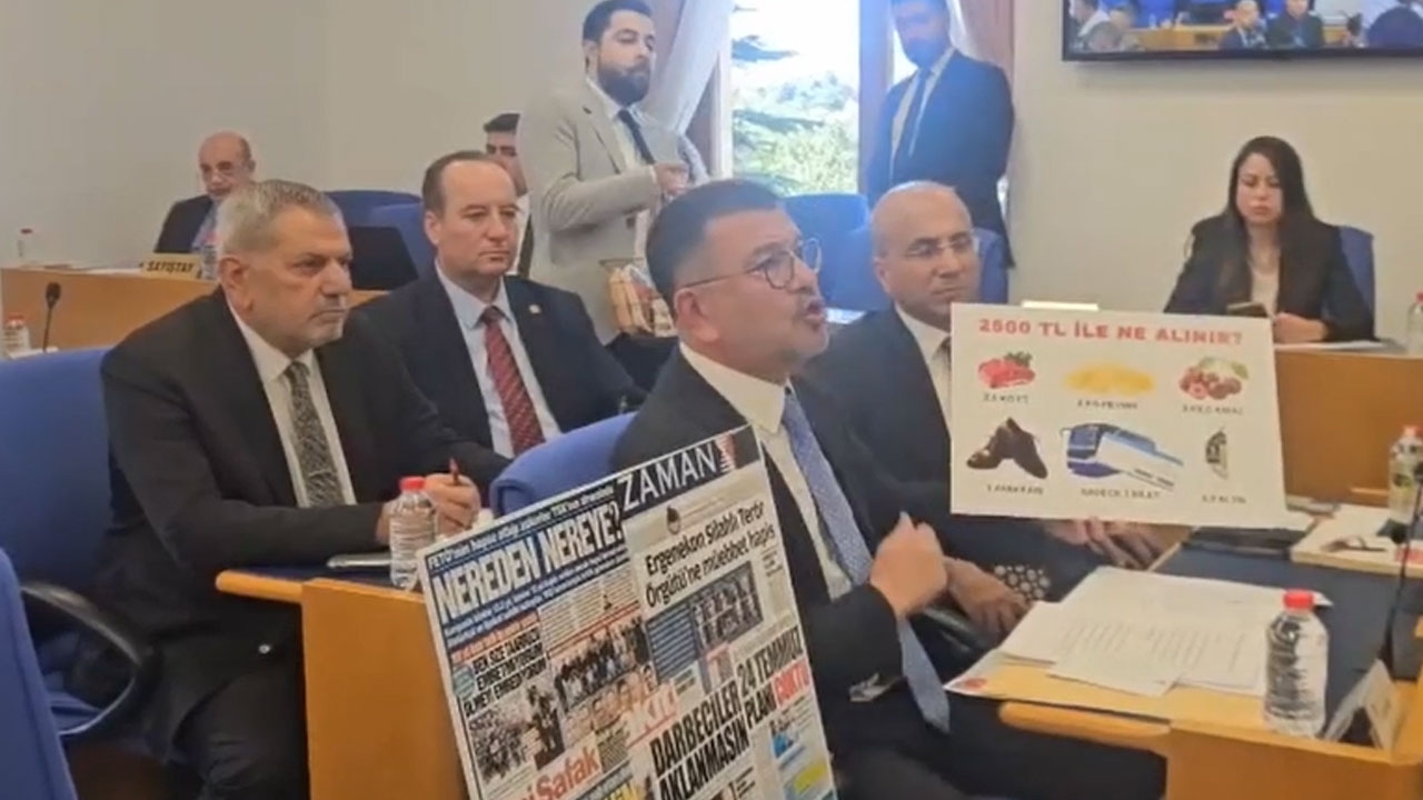 La réaction de Veli Ağbaba à l'augmentation des retraites : des retraitées poursuivent les députés de l'AKP avec des pantoufles