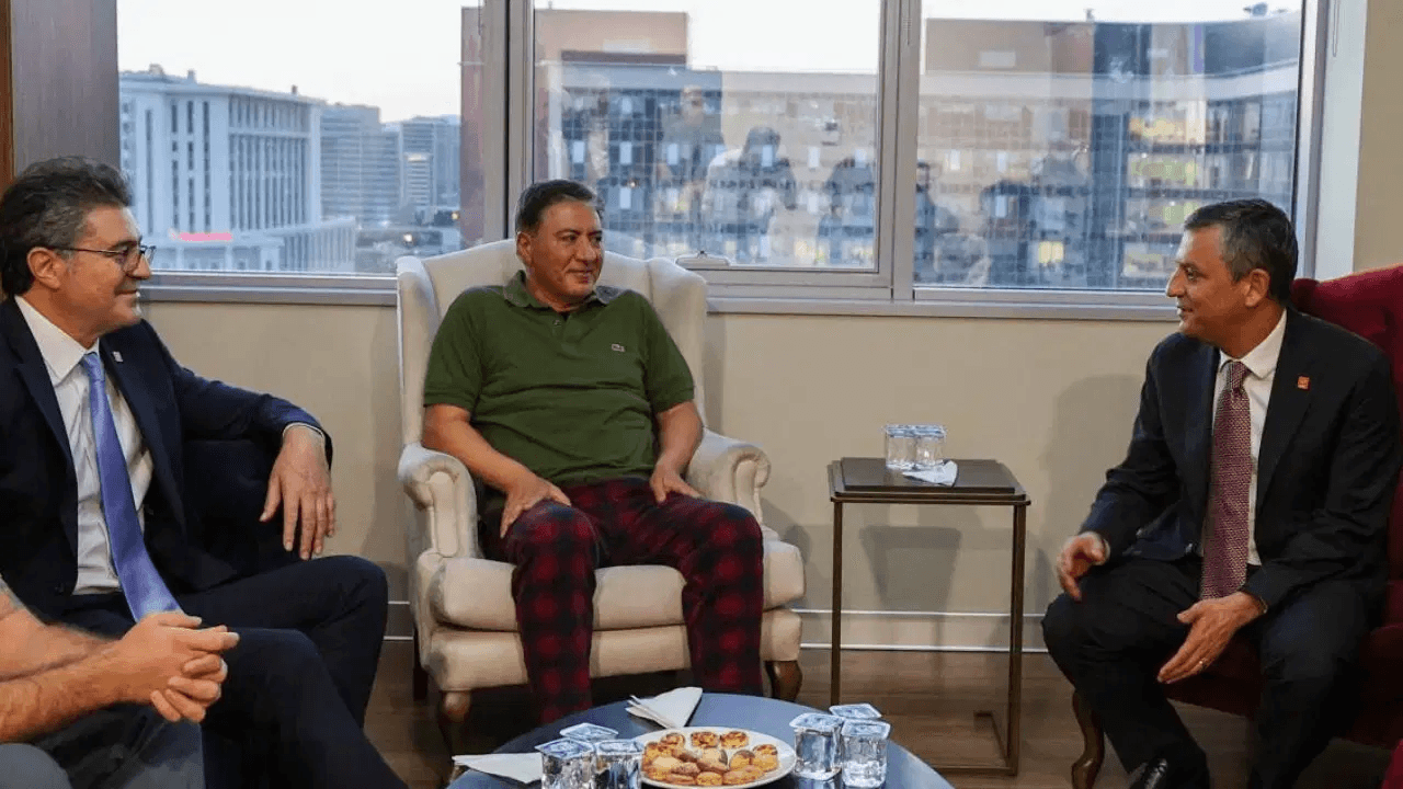Özgür Özel rend visite à Murat Emir à l'hôpital !