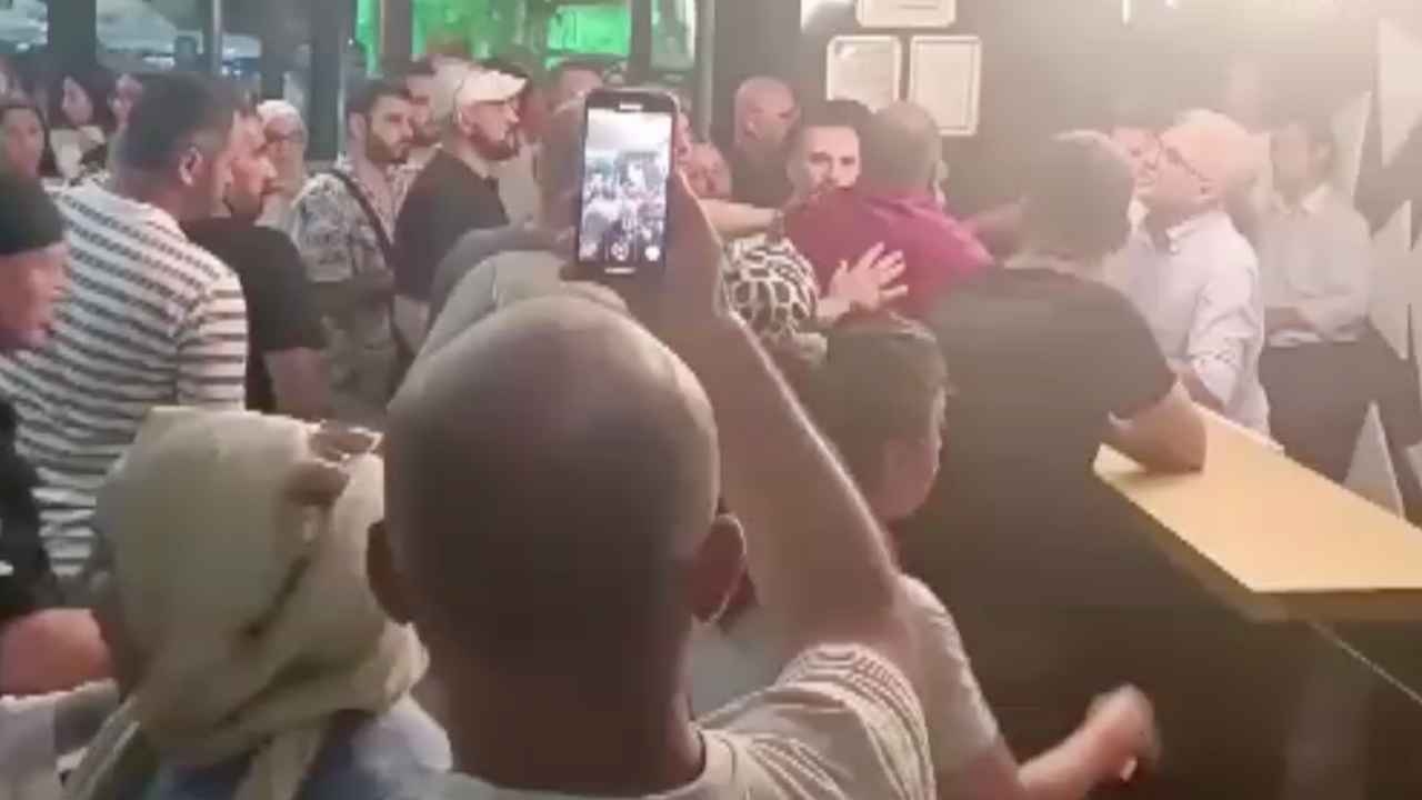 Los clientes asaltaron la recepción del hotel donde el aire acondicionado no funcionaba.