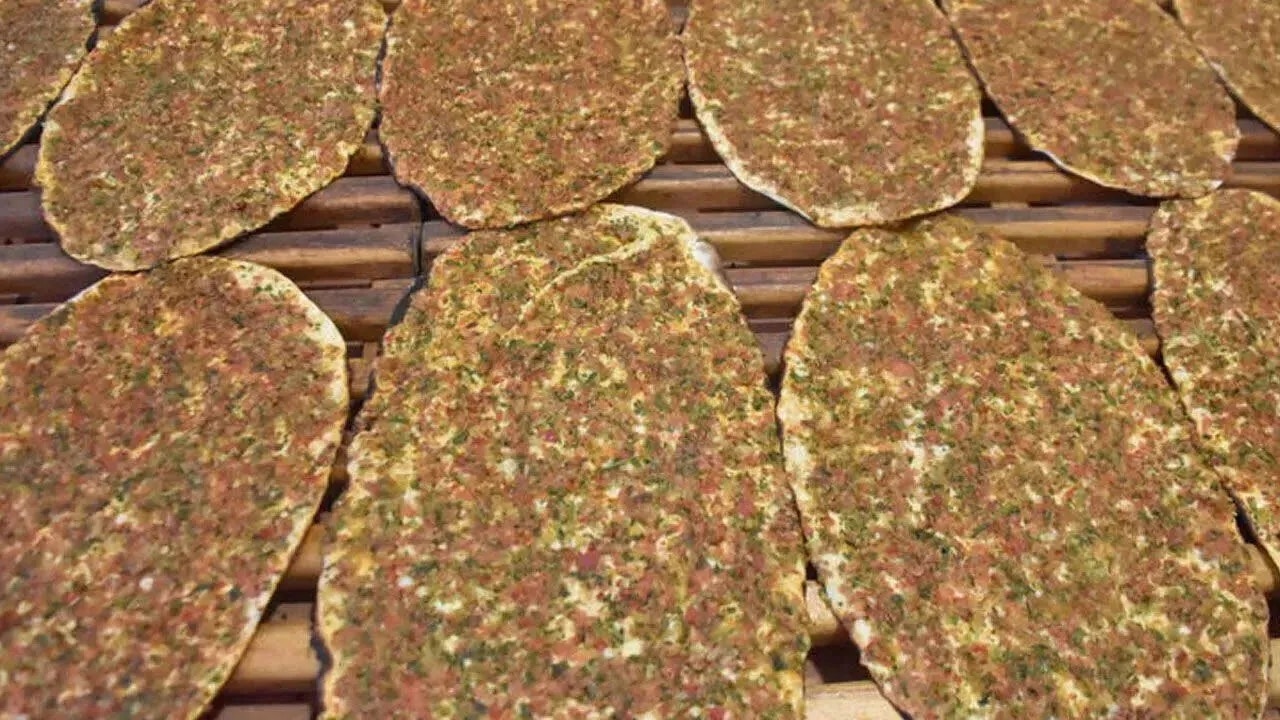 ¡Cuidado con estos dos restaurantes! El contenido del lahmacun es nauseabundo.