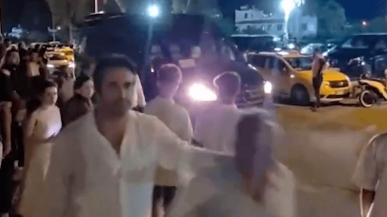 Mahsun Kırmızıgül escapó del incendio y quedó atrapado en medio de la pelea.