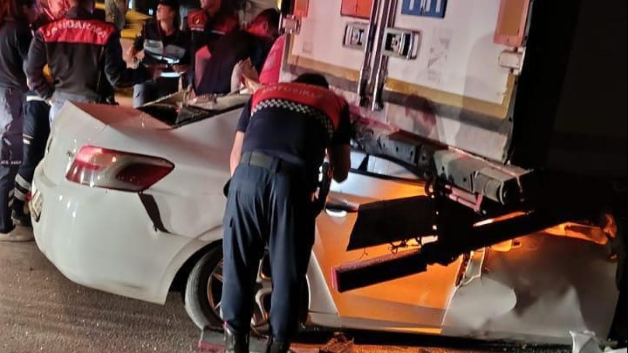 Un coche choca contra un camión aparcado en Mersin: dos muertos