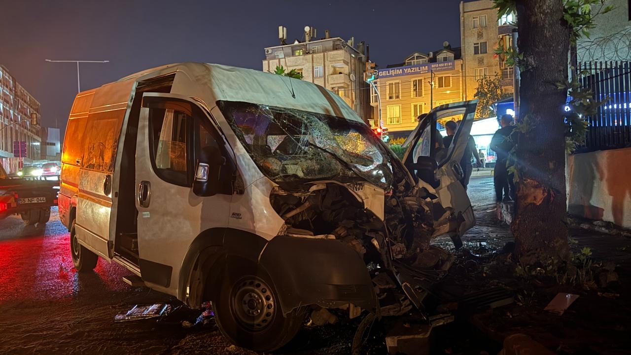 Microônibus e carro colidem em Istambul