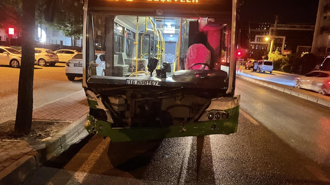 Choque entre autobús y coche en Bursa: 7 heridos