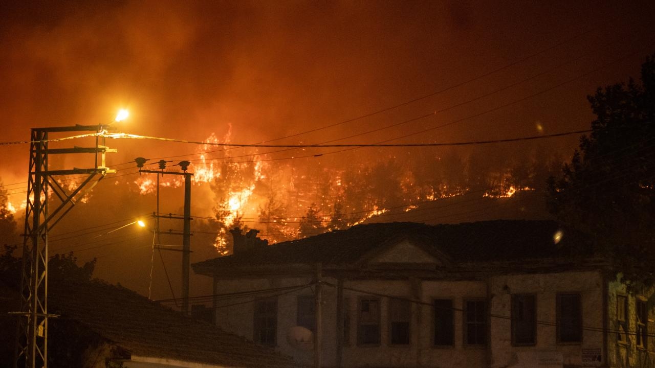 Esfuerzos de extinción de incendios en Sakarya y Bilecik