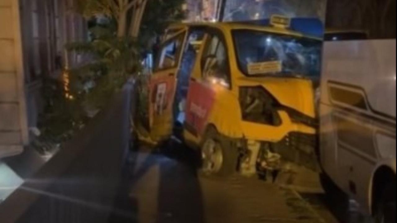 Five people were injured when a minibus crashed into a bus in Beyoğlu.