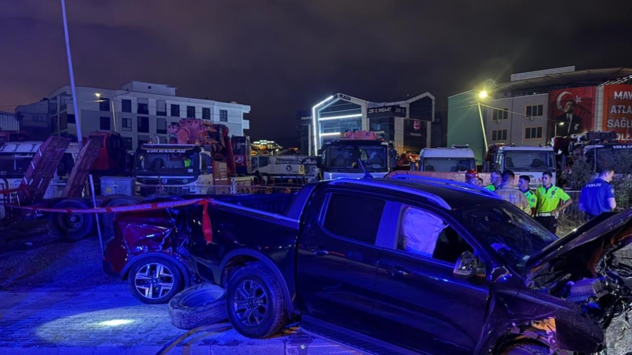 В Бурсе столкнулись легковой автомобиль и легковой коммерческий автомобиль: погибли 2 человека