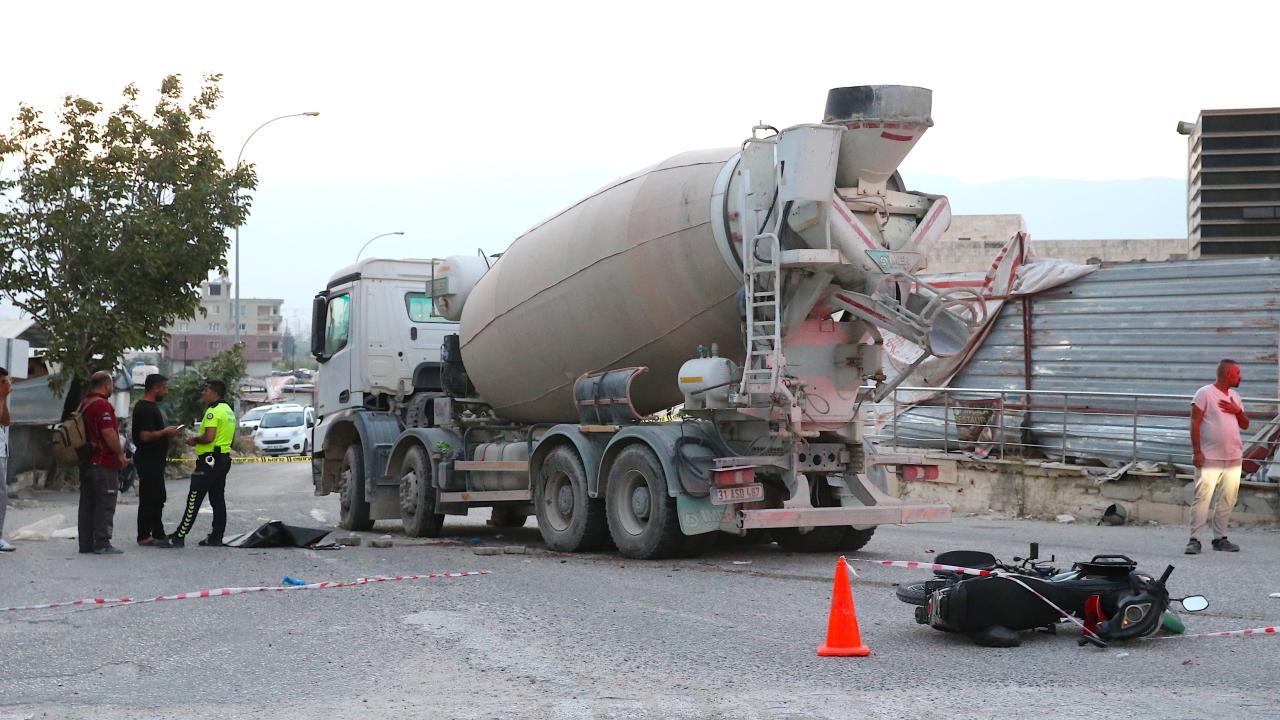 Concrete mixer and motorcycle collide in Hatay: 2 dead