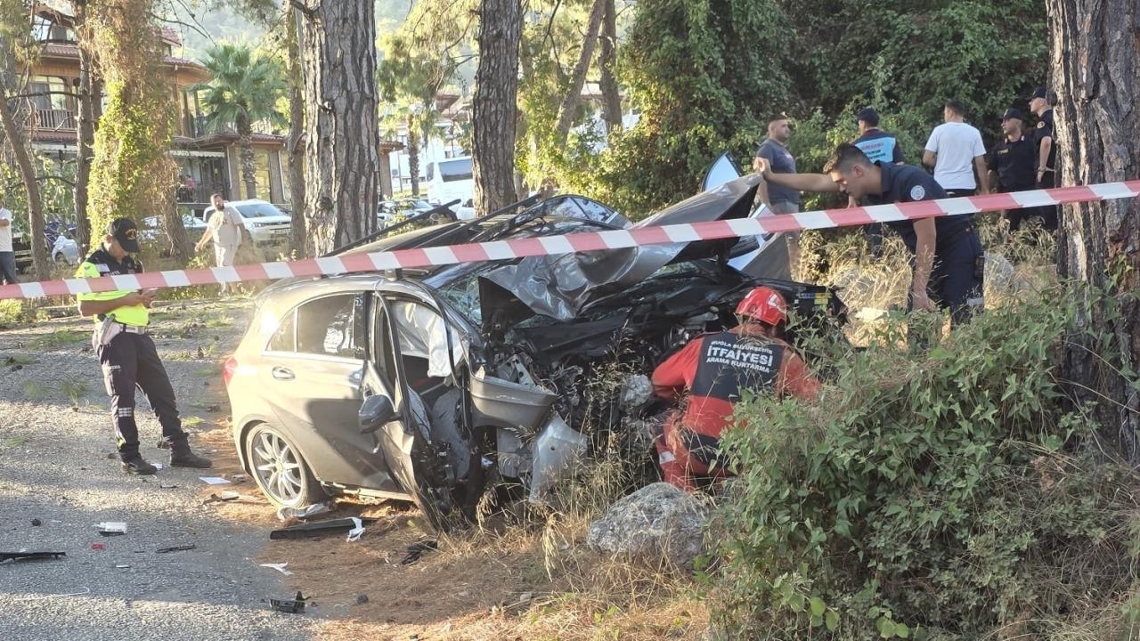 Carro bate em árvore em Muğla: 1 morto