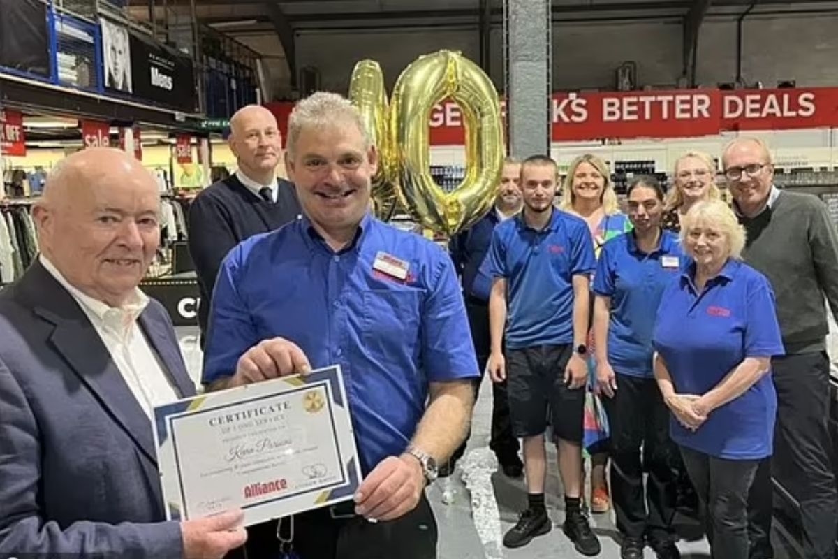Pracownik świętuje 40 lat pracy w firmie i wygrywa 40 bułek z kiełbaskami