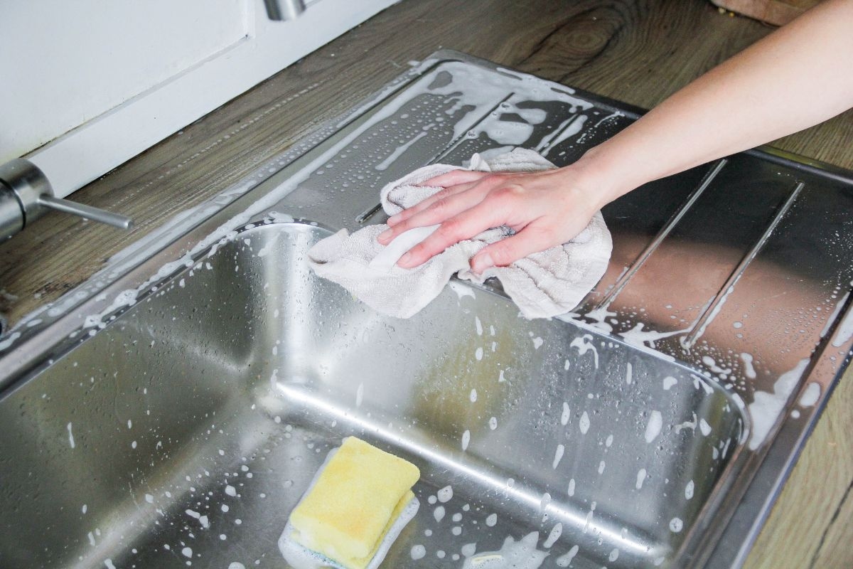 Glimmende gootsteen: oude truc helpt schoonmaakproblemen op te lossen