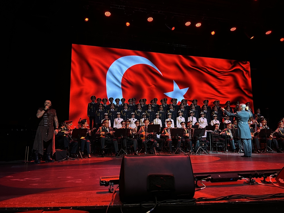Aleksandrov Rus Kızılordu Korosu ve Hayko Cepkin Harbiye'de aynı sahnede buluştu