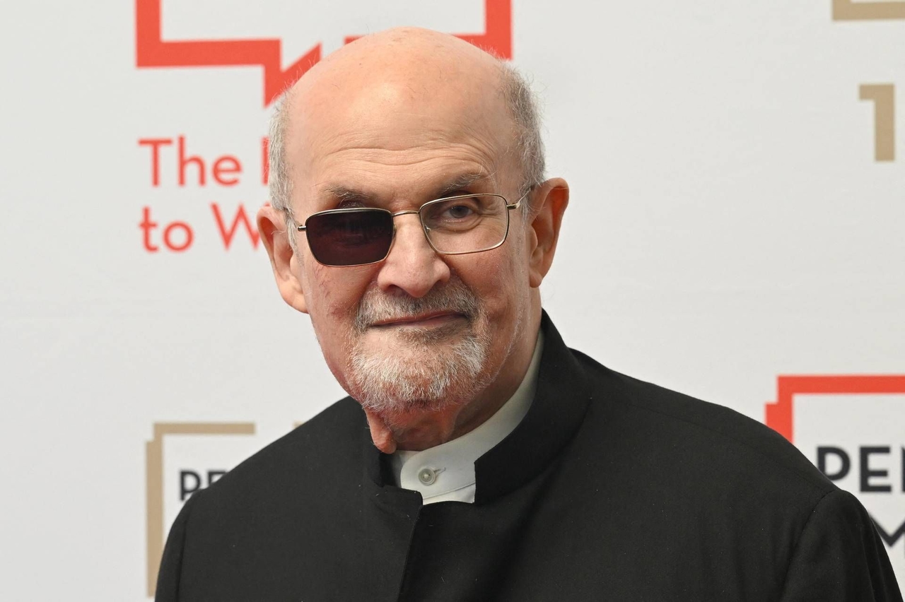 Salman Rushdie, apuñalado y condenado a 25 años de prisión