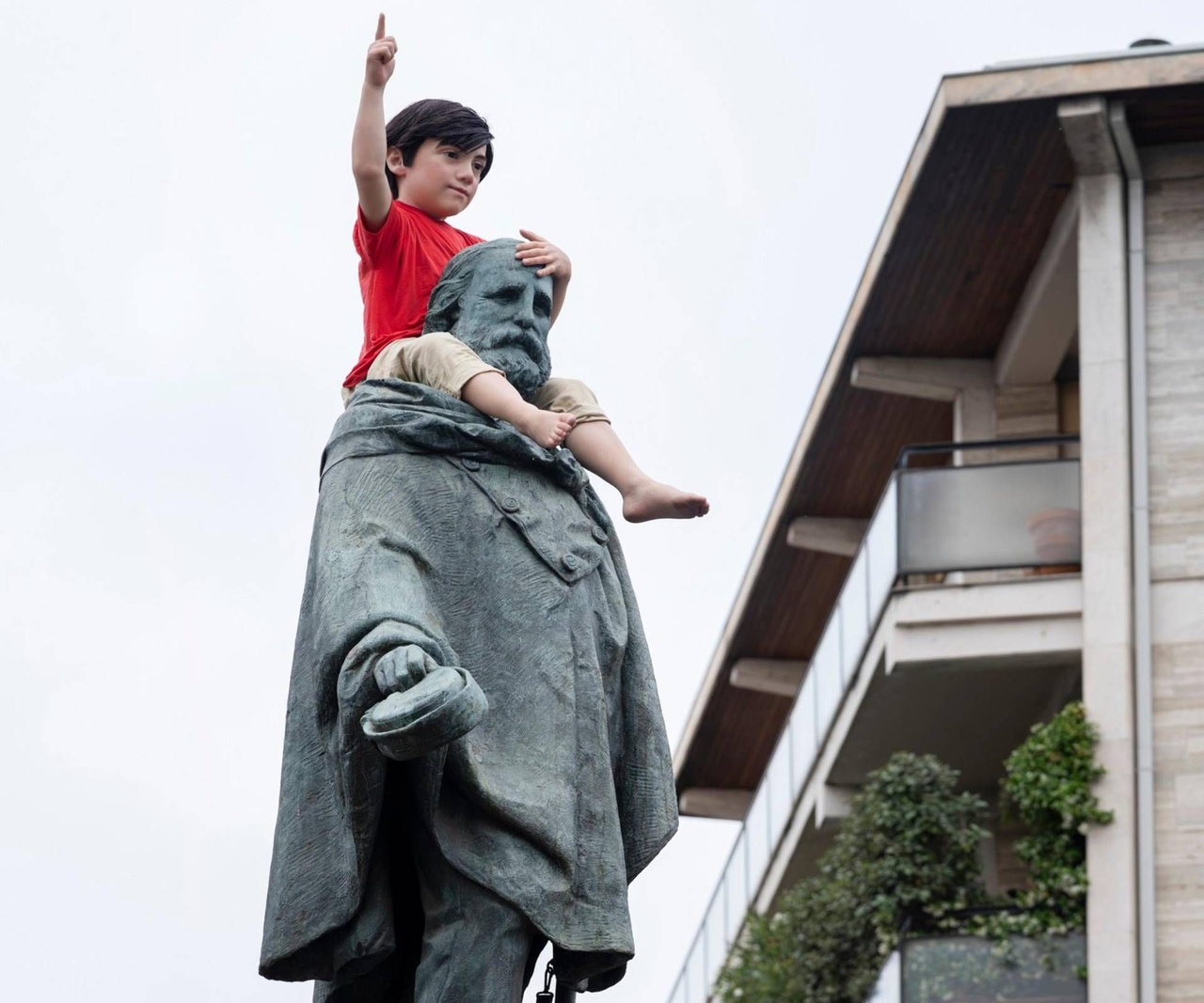 Descobrindo a cidade de Bérgamo através da arte de Cattelan