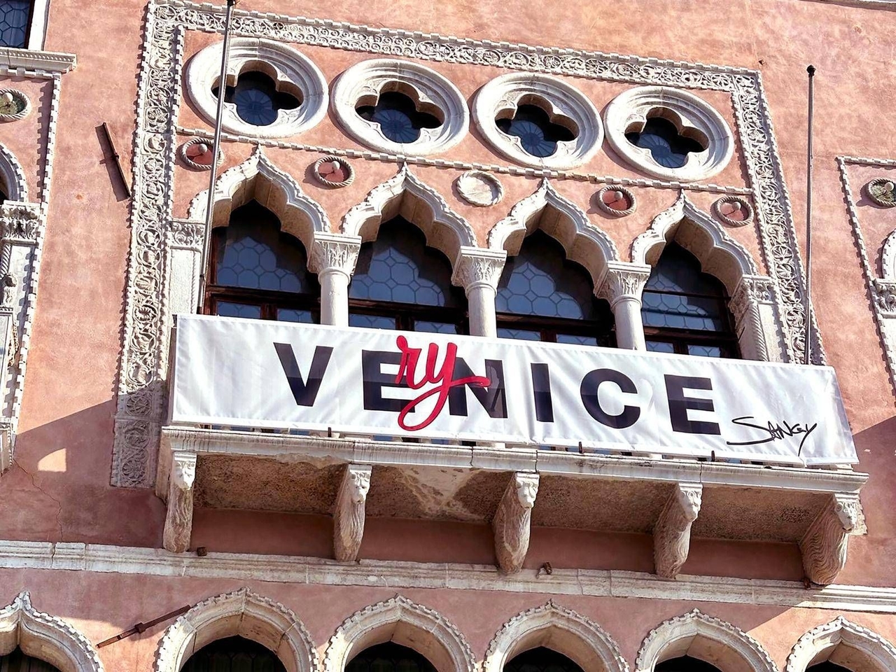 A instalação VEryNICE de Sangy no Grande Canal é a obra de arte contemporânea mais vista