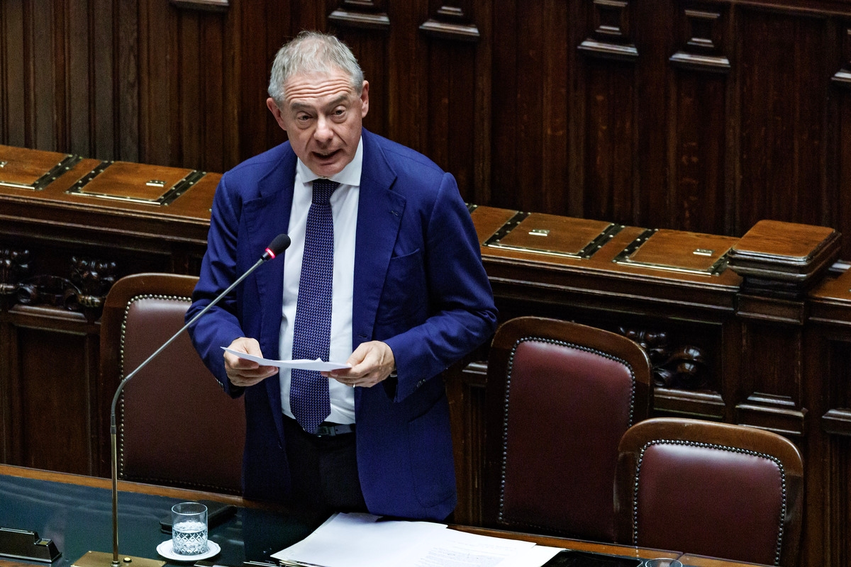 Ex Ilva, über 4.000 an Abfindungen. Urso: „Aber die Verhandlungen mit der aserbaidschanischen Gruppe über den Verkauf gehen weiter“